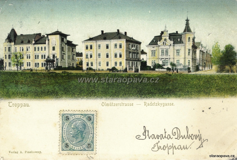 olomoucka (15).jpg - Pohlednice z 20.let 20.století. Domy na Olomoucké ulici hned za viaduktem. Napravo počátek ulice Dukelské.